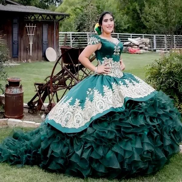 Smaragdgrüner bauschiger Rock Prinzessin Mexikanisches Quinceanera-Abschlussballkleid 2022 Schulterfrei Gold Spitze Perlen Vestido 15 Jahre Aschenputtel