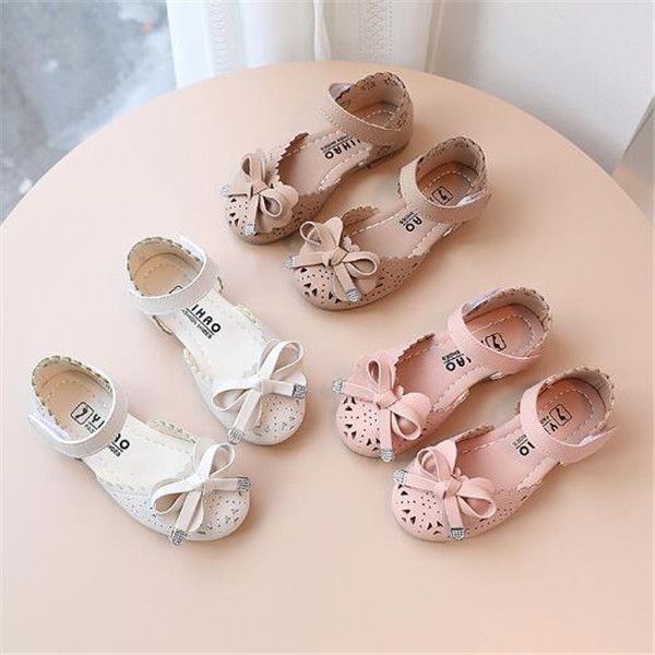 Moda Kız Sandalet Yaz Çocuk Ayakkabıları 2022 Yeni Tatlı Küçük Kız Nefes Yumuşak Alt Kaymaz Giels PU Deri Sandal Rahat Düz Ayakkabı Boyutu 21-35