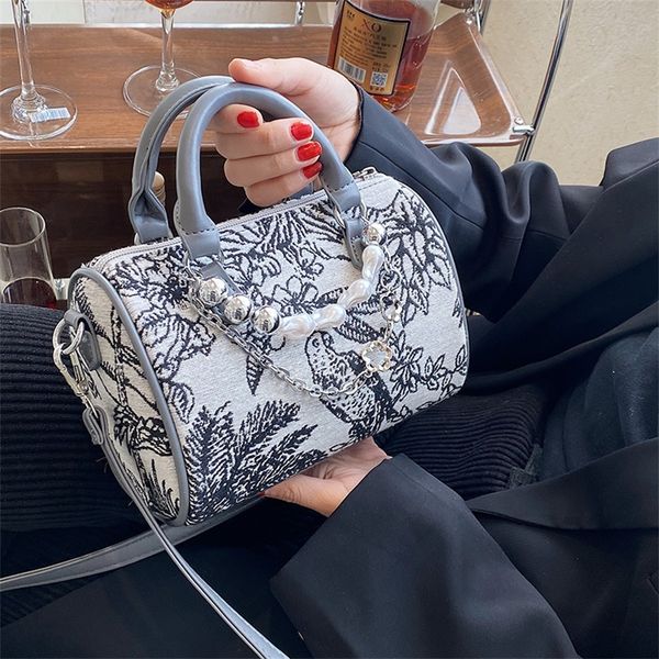 

women chain embroidered trend canvas single messenger 45% off sell online