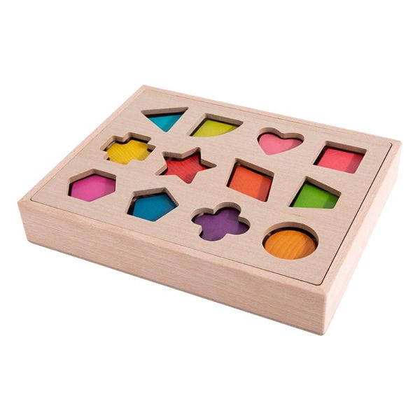 Geschenkpapier-Set mit Baby-Bausteinen aus Holz, passende Geometrie und Form