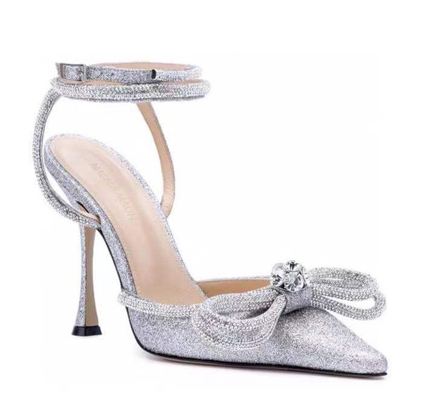 Mach Glitter Silver Pumps Sapatos Bow Crystal Embellished Strass Sapatos para noite Salto agulha Sandálias femininas Salto alto Designers de luxo Alça no tornozelo Sapato social