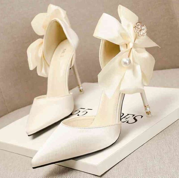 2022 Kore moda sivri saten yüksek topuklu yay seksi inci sandalet stiletto sığ ağız düğün ayakkabıları g220518