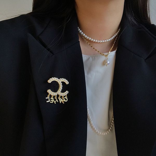 

factory retail and wholesale new style small fragrance letter c pendant net red inlaid pearl color retaining brooch pin accsori, Gray
