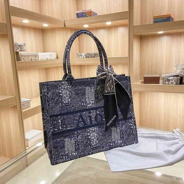 

2022 new designer handbags luxury hand french niche embroidery tote portable capacity mobile phone soft leather wallet
