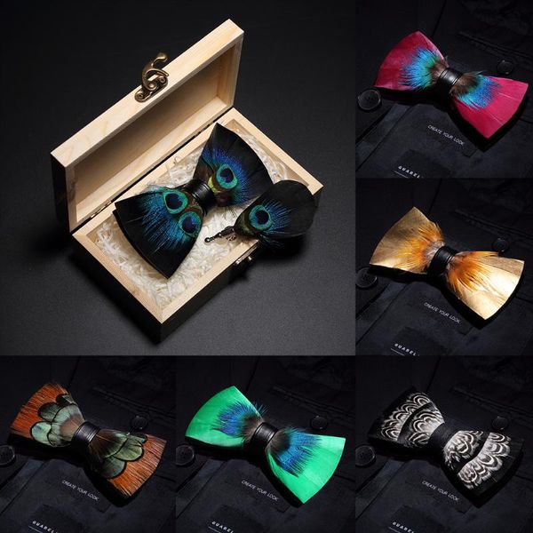 Pajaritas Original Italia Diseño Bowtie Natural Brid Feather Exquisito Hecho a mano Hombres Tie Broche Pin Caja de regalo de madera SetBow