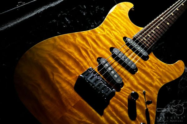 

tom anderson drop translucent amber with binding quilted maple electric guitar