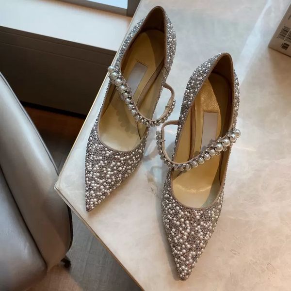22ss Sapatos de noiva sandálias pontiagudas Sapatos de salto agulha cravejados com cristais e strass com salto pérola feminino Designers de luxo vestido de sapato para festa