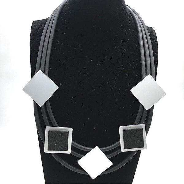 Подвесные ожерелья ручной работы с большим квадратным металлическим колье для женщин для женщин черная резиновая кожаная веревка панк -вечеринка ювелирные изделия