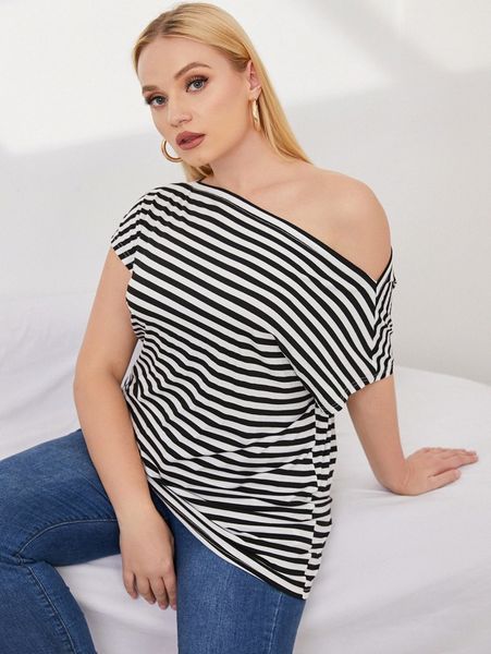 

plus striped print asymmetrical neck tee i97w#, Black