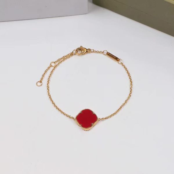Высококачественные женские дизайнерские браслеты красного цвета из титановой стали с одним четырехлистным цветочным браслетом Роскошные браслеты для пар Свадьба Подарки оптом