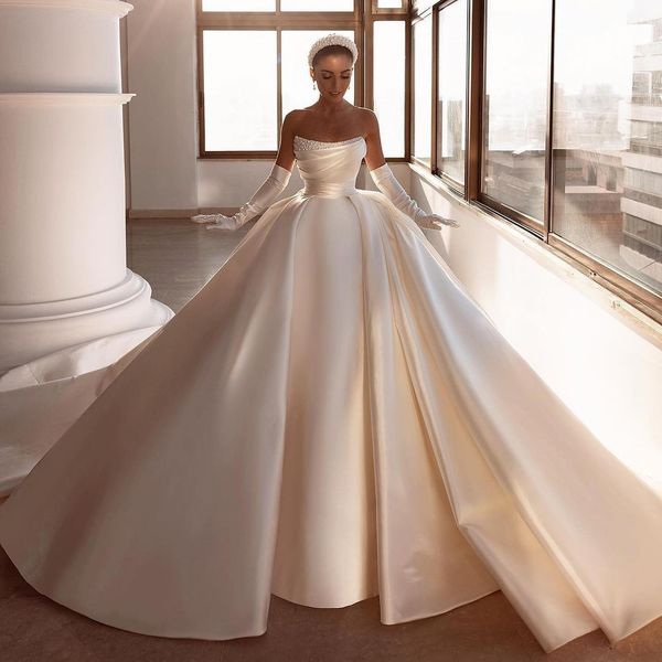 Wunderschöne Perlen-Ballkleid-Hochzeitskleider, trägerloser Ausschnitt, plissierte Brautkleider mit großer Schleife, Kathedralen-Schleppe, Satin, Vestido de Novia