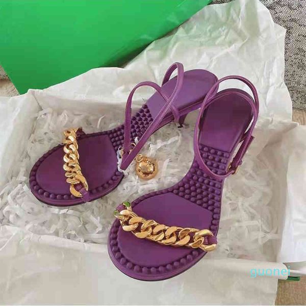 2022 sandali versatili con tastiera da massaggio da donna da indossare con catena piccola palla dorata con tacchi sottili