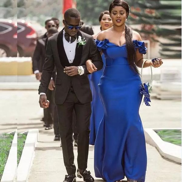 Abiti da damigella d'onore in raso blu reale africano vintage con spalle scoperte e increspature a sirena lunghe per abiti da ospite di nozze