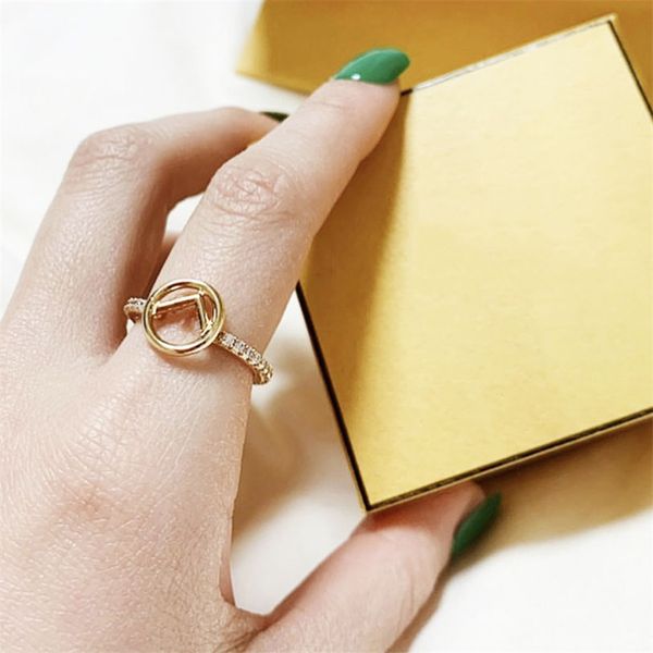 Designer Rings Women Women Luxury OpenWork Banded Edge Stones 18K Gold Pearl Masonry Letter Anel de casamento Tamanho 6 7 8 Jóias de alta qualidade