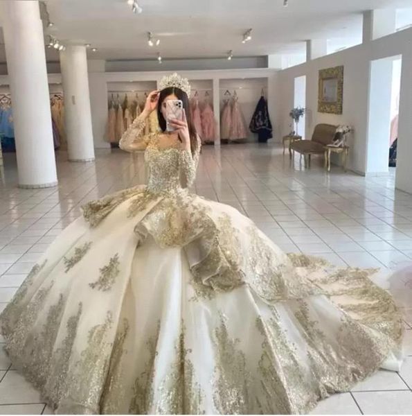 Şampanya Altın Boncuklu Quinceanera Elbiseleri Dantal-up Korse Apliked Uzun Kollu Prenses Partisi Giyim Masquerade Elbise Vestidos De XV Anos