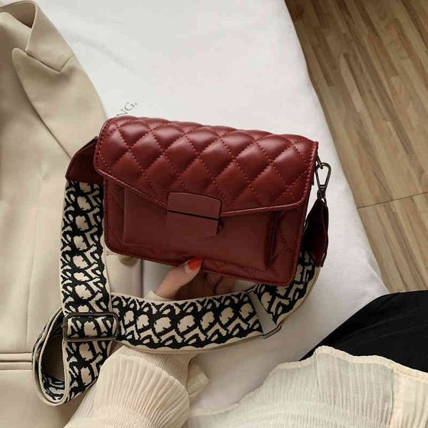 

2022 factory wholesale new xiaoxiangfeng lingge texture women's new messenger korean fashion wide shoulder strap versatile small square