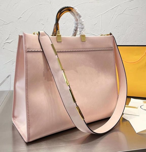 Moda de alta capacidade Padrão de carta Totes Designer Marca de luxo Novo estilo Logo feminino Metal Strapas de ombro Bola de transporte prático de deslocamento