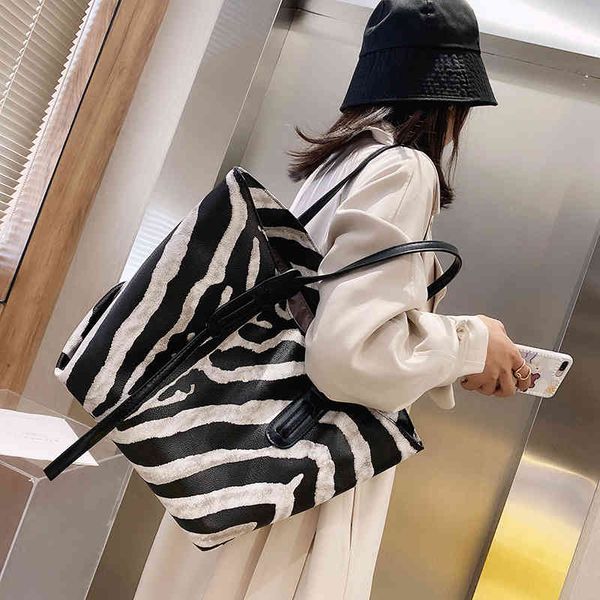 

new striped capacity tidal tote bag portable shoulder large bag women, Blue;pink