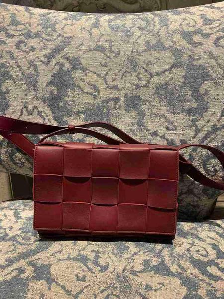 

new luxury bottegass handbags venetas cassette red diagonal woven women's dd20