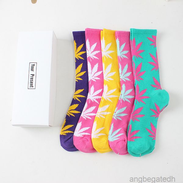 

2022 new 5 pairs of autumn and winter maple leaf socks pure cotton men's and women's boxed sock 4b, Black