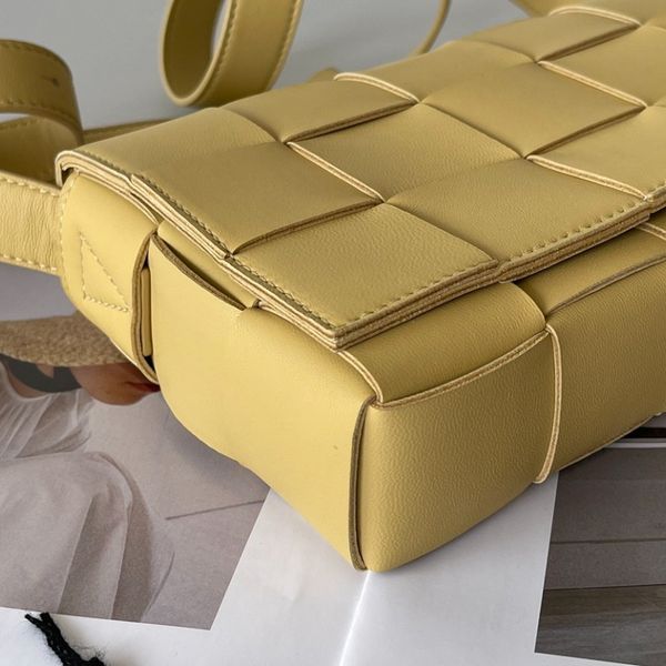 

2022 brand fashion new leather plaid woven shoulder messenger bag