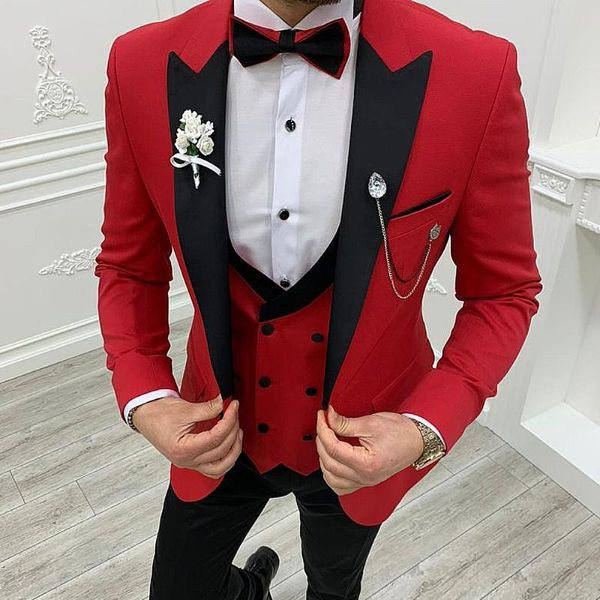 Abiti da uomo Blazer Ultimo cappotto Pant Design Rosso Per uomo Matrimonio Sposo 3 pezzi Slim Fit Sera formale Abito da ballo Uomo Costume HommeMe