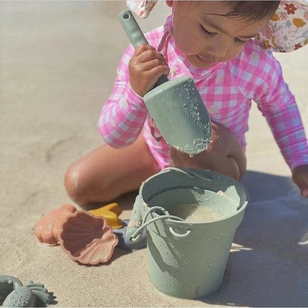 Giocattoli da spiaggia morbidi in silicone estivo all'aperto Giocattoli per bambini Scavare sabbia Strumento Pala Bambini Secchio Sandbox Giocattolo Accessori da spiaggia per bambini 220527