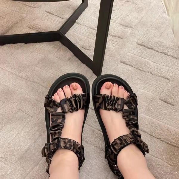 2022 Designer Damen Braune Satinsandalen Print Feel Seidenschal Stoffsandalen Bequeme weiche flache Hausschuhe Strandschuhe mit Box NO349