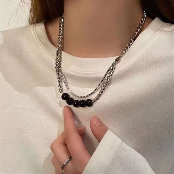 2023 Neu in Silber Farbe Doppelschicht Perlenkette Weiß Schwarz Perlen Mode Layered G Damen Herren Paar Damen Halskette Silber Cool Girl Schmuck Großhandel