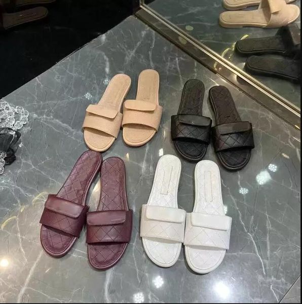 2022 Sandálias de chinelos de designers em couro Pequeno fragrância Lozenge Check Brown Black Fashion Shoes Flips Flip-flops femininos grandes 35-41