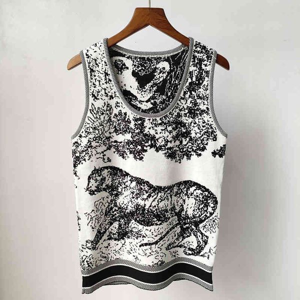 

short shirts summer new animal jacquard vest and shorts knitted 2-piece set, White