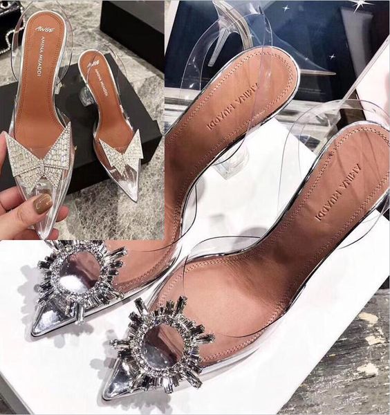 Perfekte, offizielle Qualität von Amina Shoes. Begum kristallverzierte PVC-Slingback-Pumps. Muaddi füllt Begum PVC-Slingback-Pumps mit 7 cm und 9 cm hohem Absatz wieder auf
