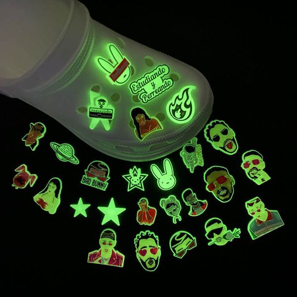 1PCS luminoso Bad Bunny Croc Charms PVC Glow in the Dark Shoe Decorations for Clogs Sandals Acessórios de pulseira Presentes de festa