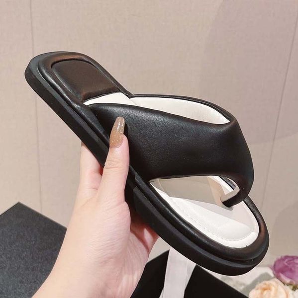 

2022 fashion small fragrance sandals slippers leather thick-soled bread clip-toe flip-flops for women's summer outdoor wear 02, Black