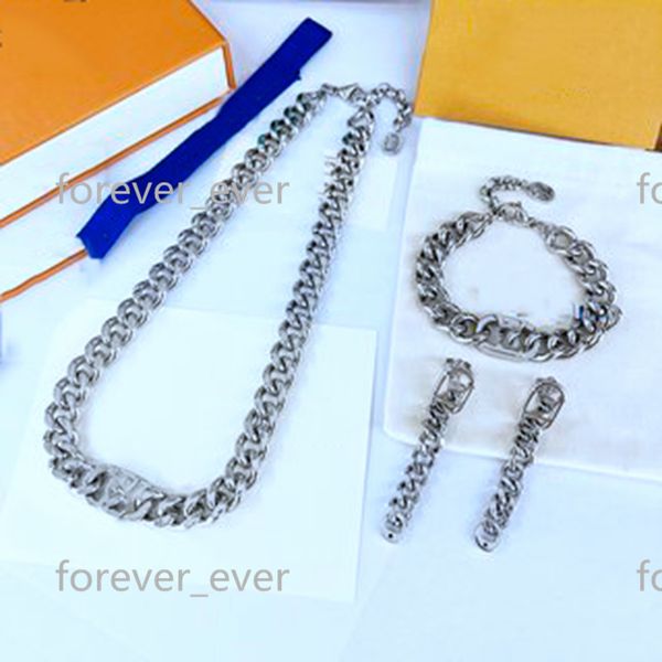 

2022 selling chain trendy get dressed bracelet expresses its statement with flat wide links and l logo is meticulously engraved on the hook, Black