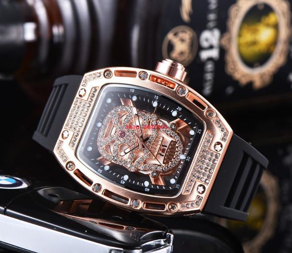 Skull Top wasserdichte Uhr Herren Silikonarmband Sport Quarzuhren Herren Diamant Zifferblatt Chronographenuhr