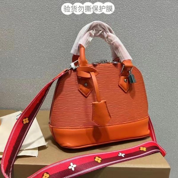 

handbag classic vintage bag fashionable and comfortable diagonal bag