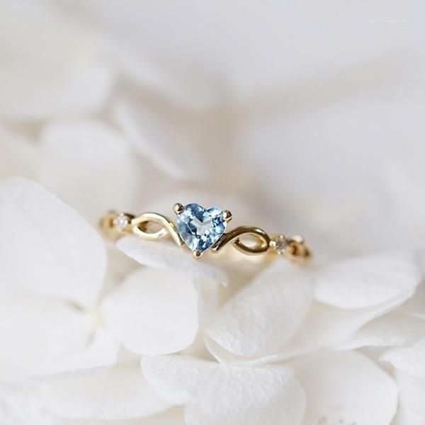 Fedi nuziali Semplice piccolo anello fresco a forma di cuore Anello europeo e americano con topazio blu mare per donna, fidanzamento, regalo di San Valentino.