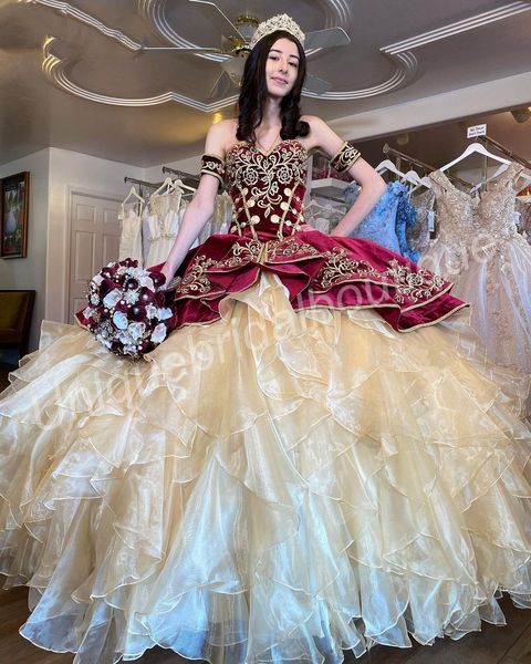 Burgunderrot/Gold Quinceanera-Kleider 2022, Rüschen, 15 Jahre alt, Marineblau/Gold, geblümt, bauschiges Ballkleid, süßes 15/16-Kleid, Abschlussball, Quittenkleid, Schnürung, Samt/Organza