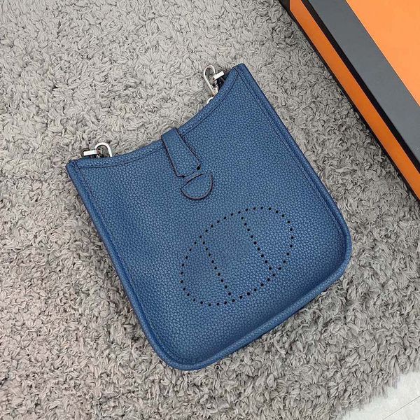 

2022 crossbody handbag designer handbags camera bag fationwomen handbags flap wallet stripes shoulder bags tassel pendant soft 6612