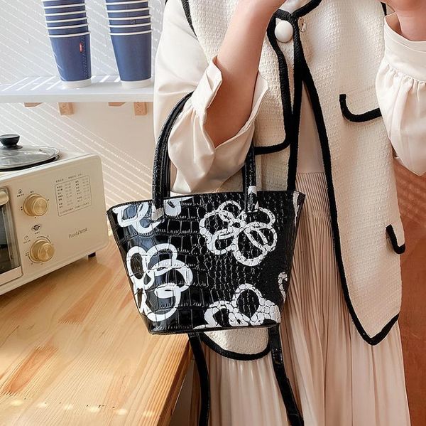 

niche design cute bags graffiti flower handbag trendy fashion crocodile pattern shoulder messenger bags