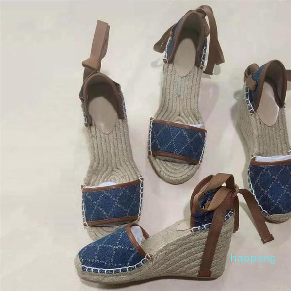 2023 moda sapatos de luxo designer de moda estilo verão sandálias de cunha de fundo grosso tira no tornozelo salto alto pescador romano