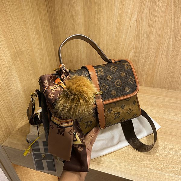 

Wholesale factory ladies leathers shoulder bags sweet and lovely ribbon bow foreign handbag classic retro printed bag clamshell contrast leather handbags