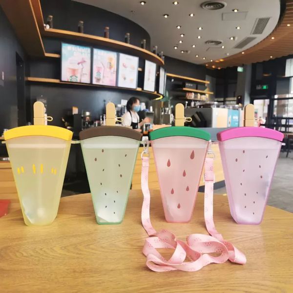 Simpatiche bottiglie d'acqua a forma di anguria Bicchieri in plastica Comodo cinturino Succo all'aperto Gelato Ghiacciolo portatile Tazza per bambini con cannucce e cinturino