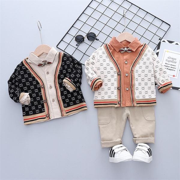 Primavera Autunno Baby Toddler Boy Set Cardigan di lana Maglione + Camicia + Pantaloni 3PC Moda Bambini Bambini Abiti sportivi Abbigliamento 1-4 anni 220507