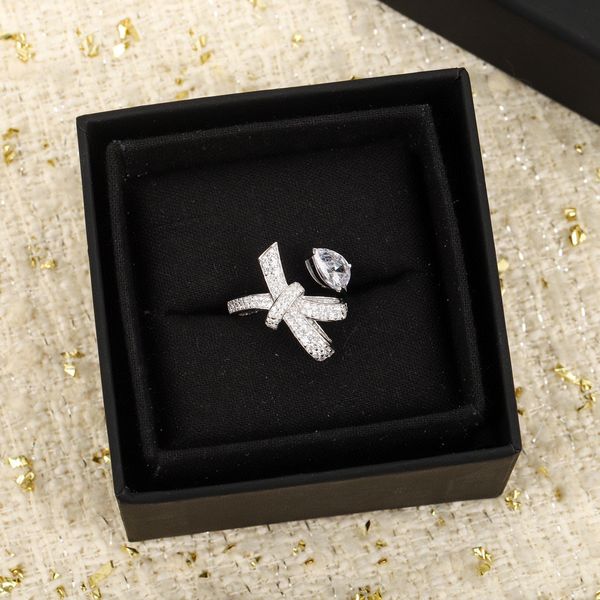Argento S925 Anello a fascia punk con fascino di alta qualità con tutti i diamanti e forma a farfalla in color platino per il regalo di gioielli di fidanzamento da donna con timbro a scatola PS4177A