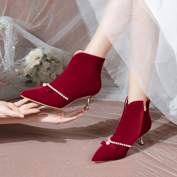 Botas de inverno 2022 elegantes pérolas de veludo vermelho elegante mulher sexy pontudo de taco de salto alto sapatos de casamento sapatos de casamento zapatos senhora