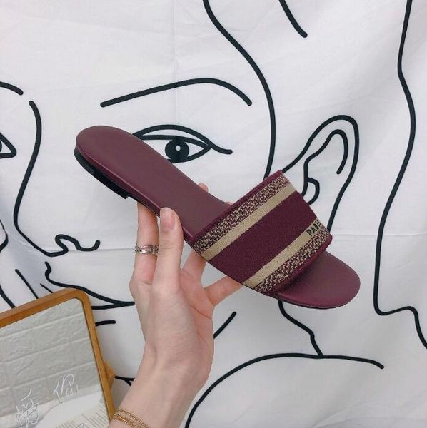 

2022 designer slippers sandals in leather small fragrance lozenge check brown black white fashion shoes women's beach flip-flops large