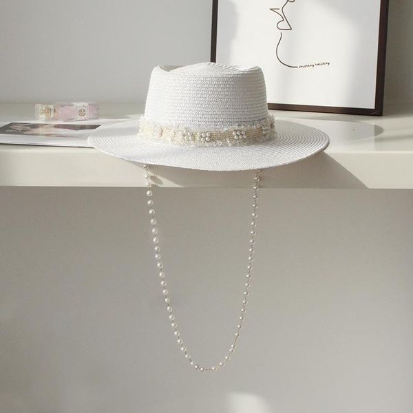 Breite Krempe Hüte Weißer Strohhut mit Perlenkette Sommer Krempe Panama Berufsreise Lässiger französischer Stil Flache Fedora Jazz Cap DamenBreit