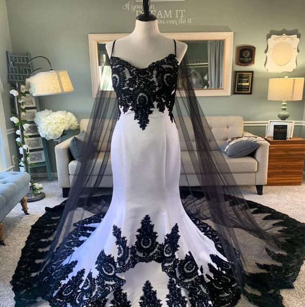 Abiti da sposa eleganti a sirena gotica 2022 con mantello bianco e nero in pizzo Abito da sposa medievale Boho 2022 Abito da sposa in raso senza schienale da donna Robe De Mariee abiti da sposa